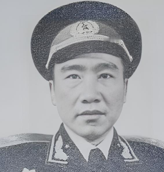 1955年授衔时，他一把拽下肩章，扬长而去，并誓言：‘死了不穿军装下葬！19