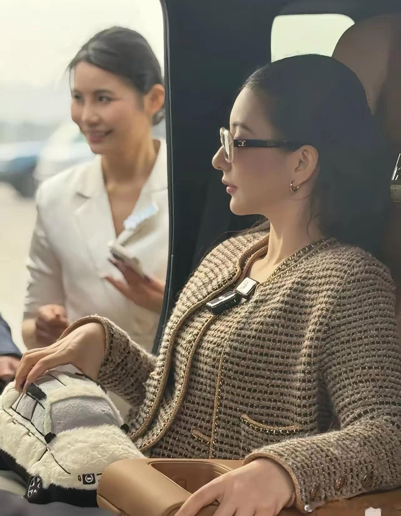 方媛的骨相真的太好了，好多人说她矮，方媛要是1米7的大高个，就是非常耀眼的大美女