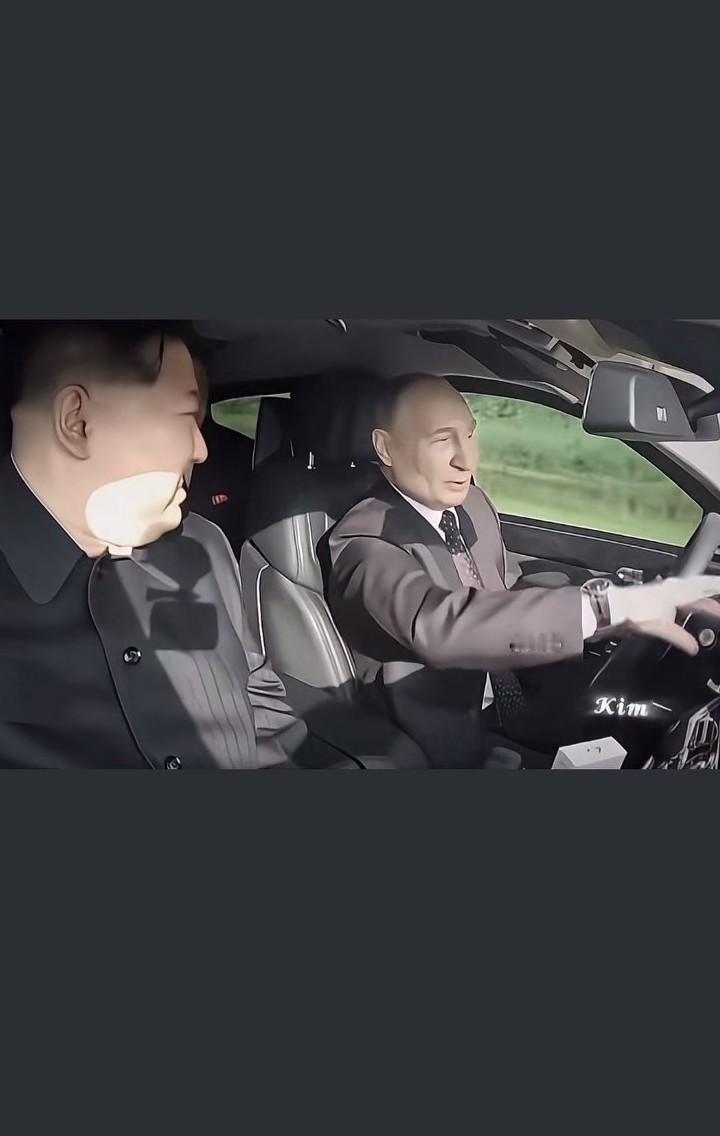 历史性时刻！两位领导人共乘一辆车，开启新篇章！两人，有说有笑，看来他俩语言通的