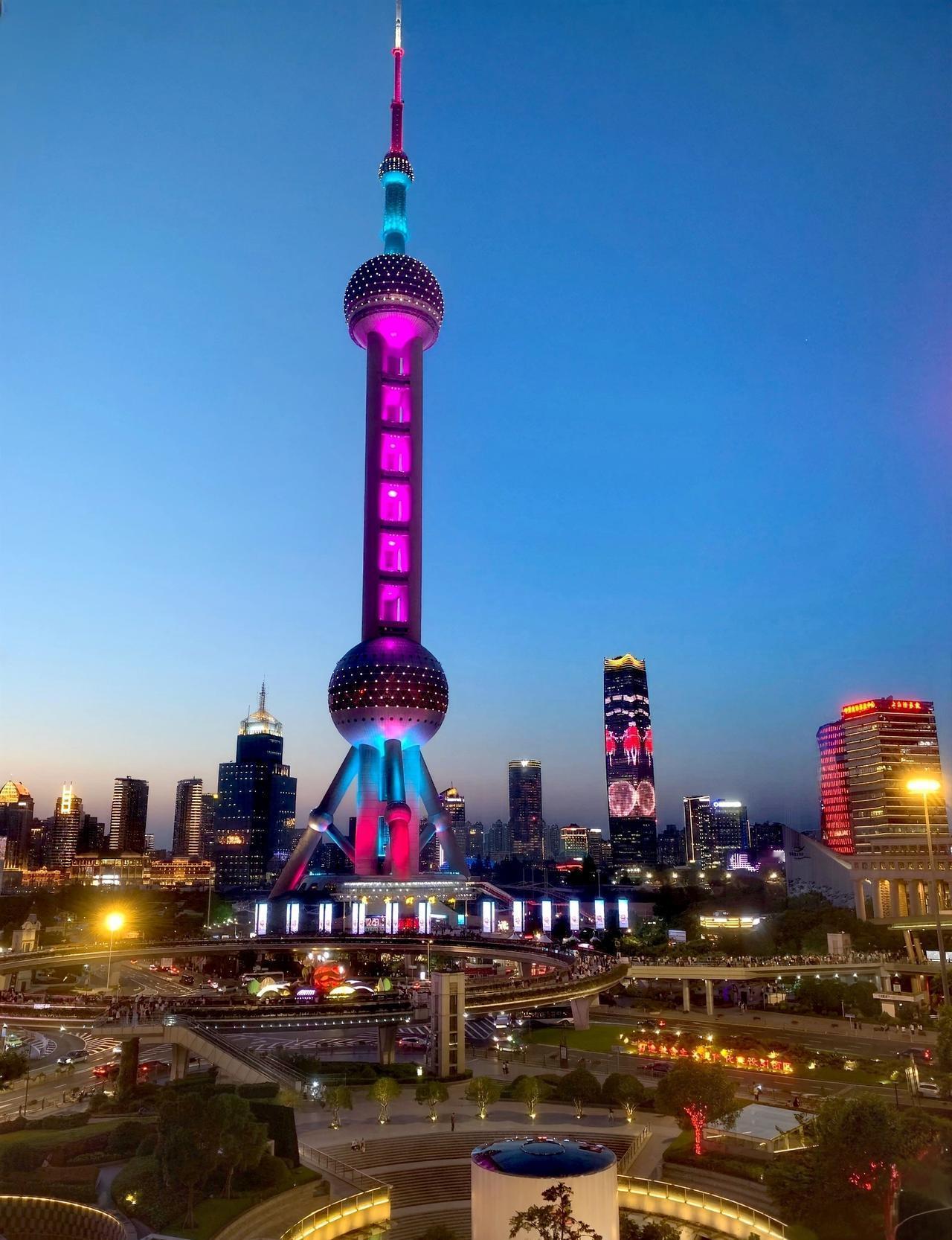 闺蜜带娃空降浦东，说在东方明珠等我，想为十年前的冷战道歉。我回了句“人在老家”