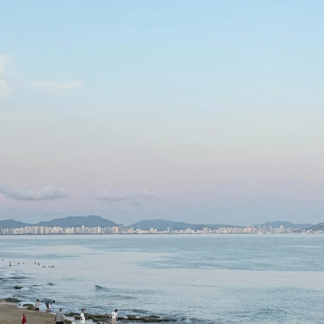 海滩长廊很长，逛的灯塔附近两三公里，这一片范围看不到日出日落，多少有些遗憾，但可