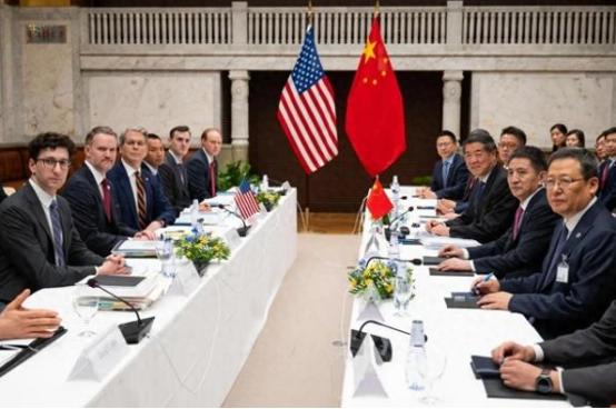 美国终于悟了：把中国踢出去就能独吞全球蛋糕！美元、芯片、航母三板斧同时抡圆，