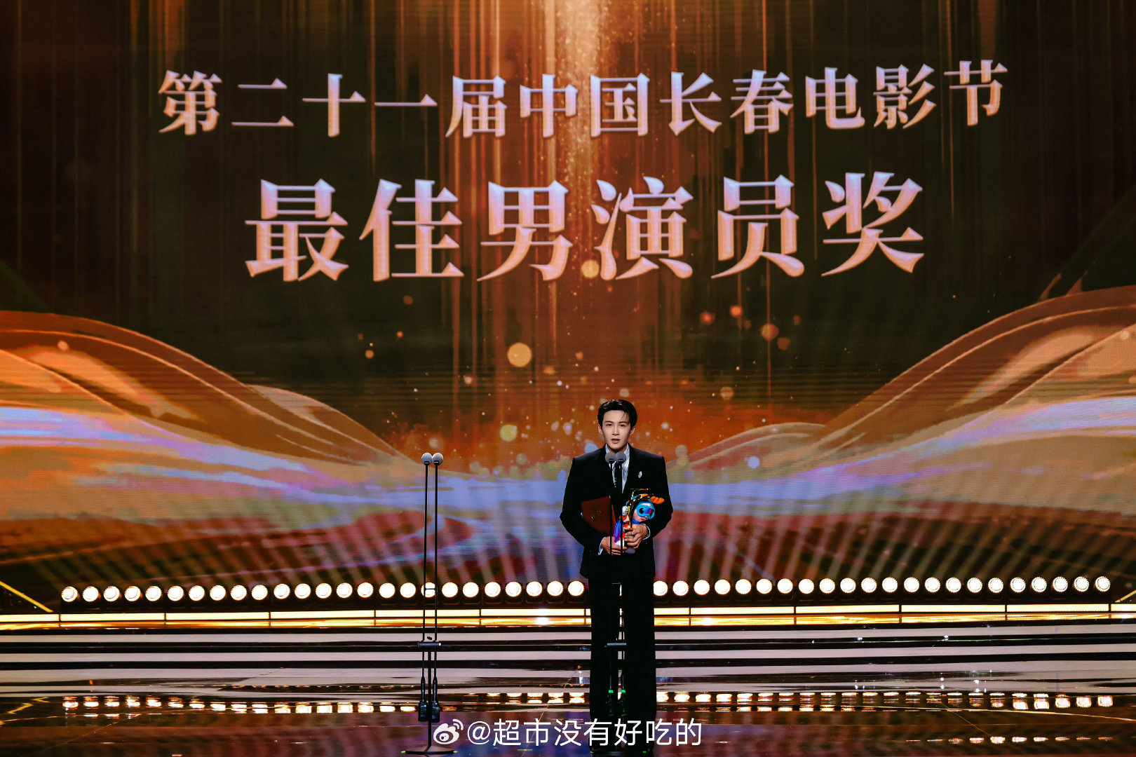刚拿下第二十一届中国长春电影节金鹿奖最佳男演员，檀健次在同一天又打开了新角色亓宏刚的命运线索。影帝加