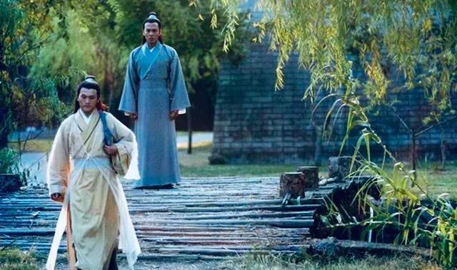 1550年，袁了凡在路边卖草药，一位白须老翁他对他说：你不应该当医生，我应该当官