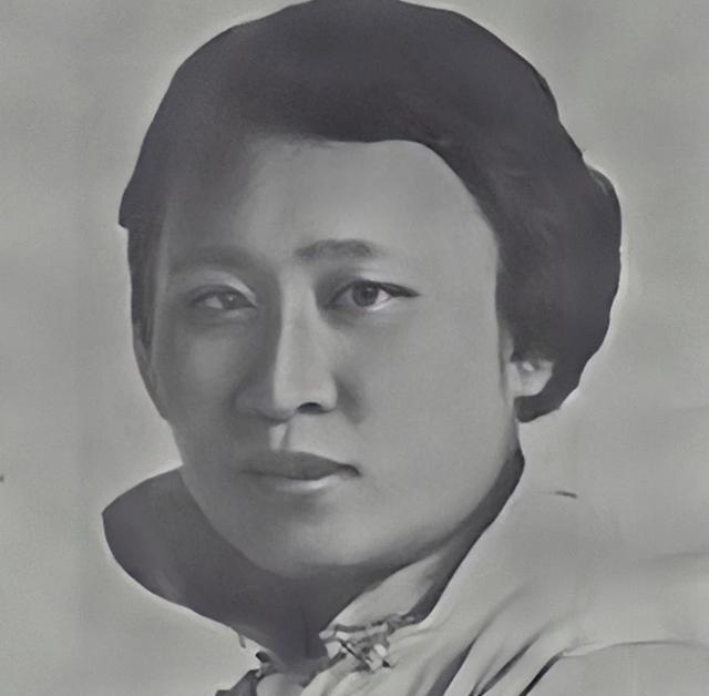 1946年，汪伪第一夫人陈璧君在法庭上公然咆哮，她指着检察官拒绝认罪。这位曾