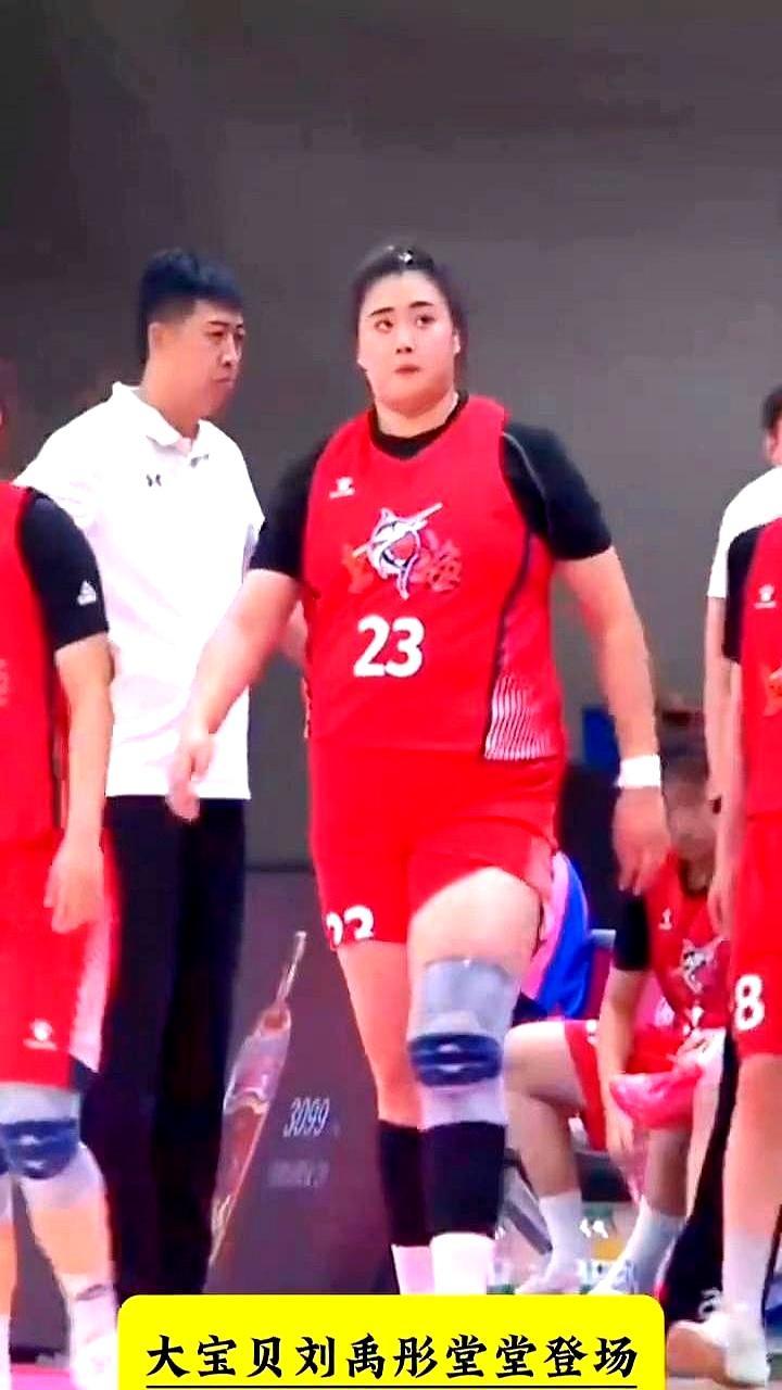 所有人都在惊叹她两米零一的庞大身躯，却忽略了这具身体里藏着冷酷的计算。篮下