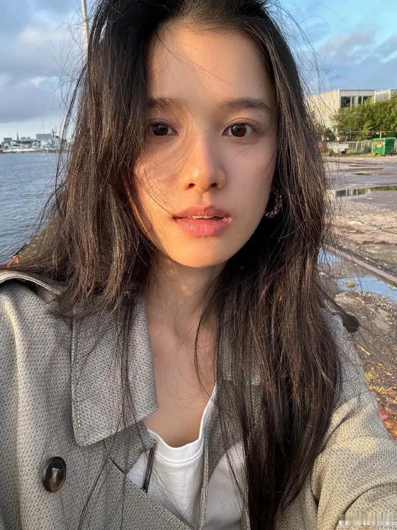 大花们身退，旗下的小花们展现实力。这一波，周迅和徐静蕾完胜。周迅接班人张婧仪