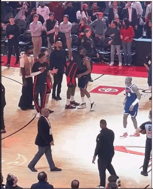 在今天快船客场以113：115惜败于火箭的赛后，发生了特别温馨的一幕。当比赛结束