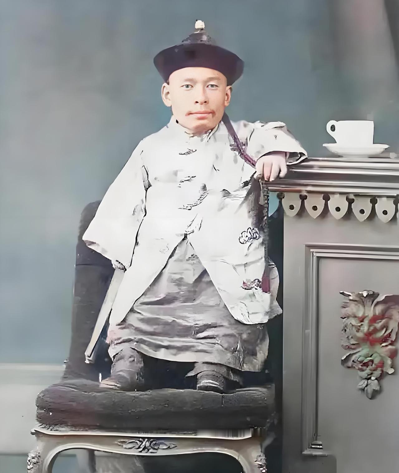 照片上这个晚清侏儒叫车玛，1880年，晚清“小矮人”仅71厘米高，全球巡演成明星