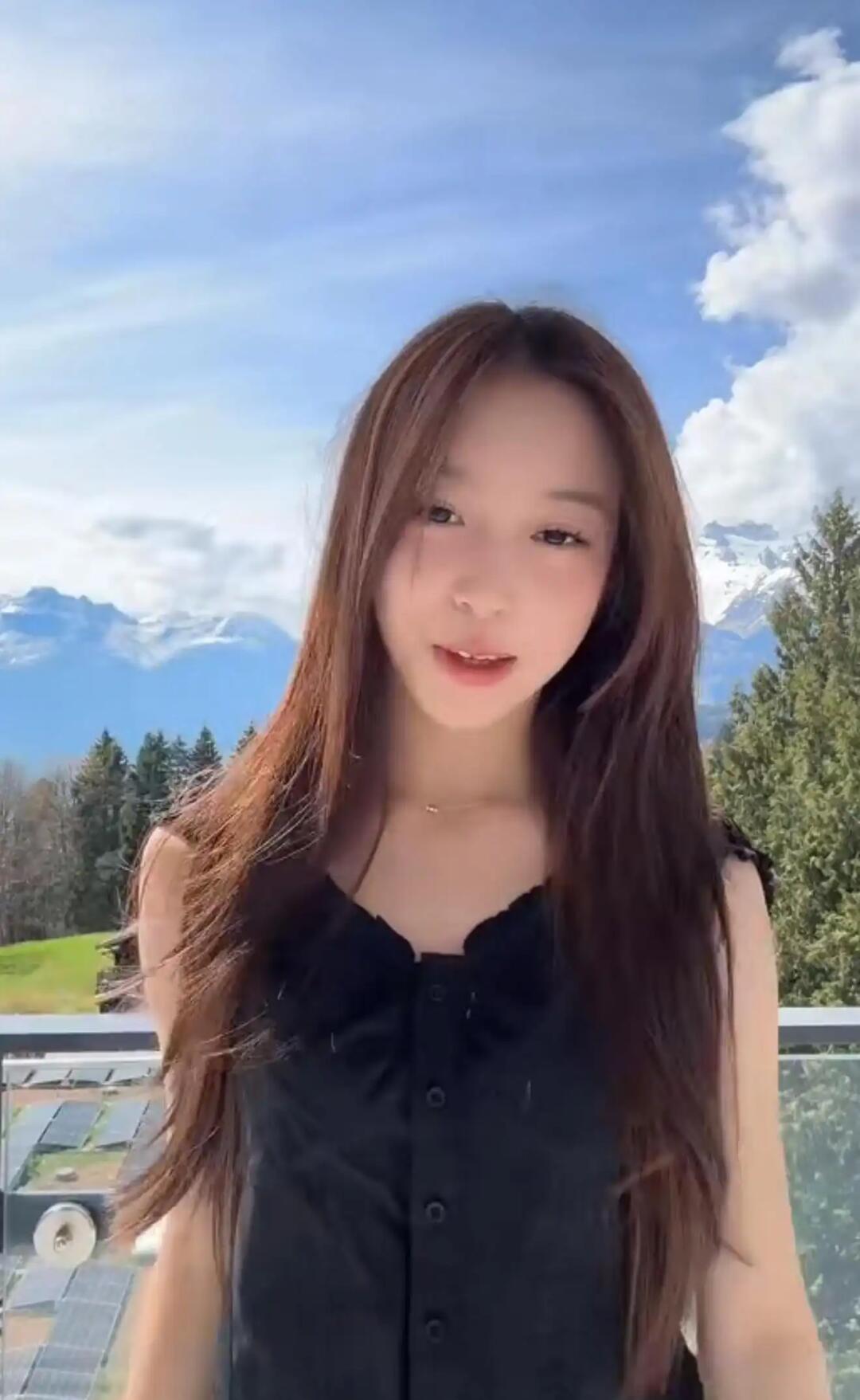 赵薇15岁女儿近照曝光，她小时候眼睛很大，怎么现在不大了？​​​