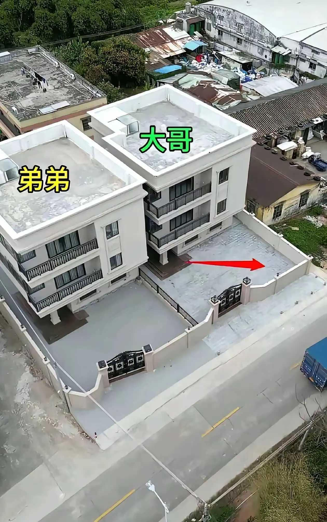 兄弟俩一起盖的房，院墙还没凉透，弟弟就悄摸装了铁围栏。