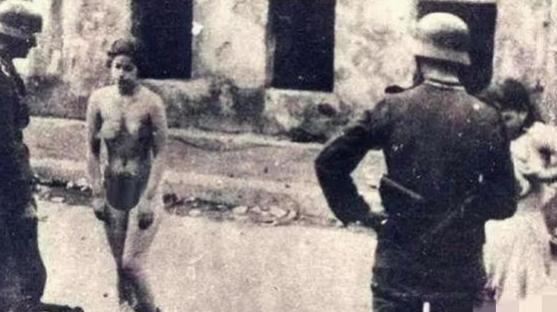 1943年，两名准备回家的波兰女孩被德军士兵拦住，理由是要检查她们俩是不是犹太人