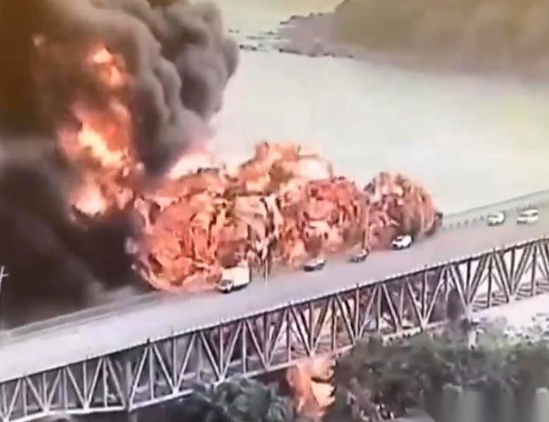 他们撕毁合同，把中方团队赶出港口，才过了两个多月。4月6号，巴拿马城，美洲大桥