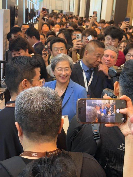黄仁勋前脚刚走，竞争对手AMD的苏妈就来了，5月19日上海，苏姿丰体验顶流待遇。