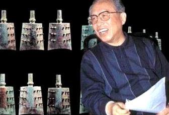 1992年，上海博物馆馆长马承源收到香港友人寄来的一套青铜编钟照片，仅瞥了一眼便