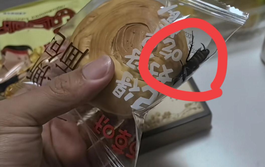 生产一个月的真空包装面包吃出活蟑螂，索赔千元被要求寄回食物送检，结果第二天蟑螂竟