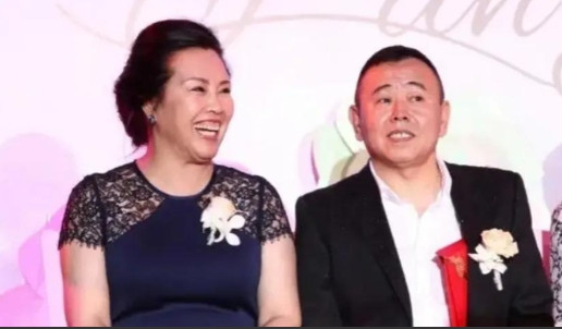 1996年，潘长江走红后，大摇大摆地跟妻子杨云提出离婚。杨云拍桌子怒怼：“当年医
