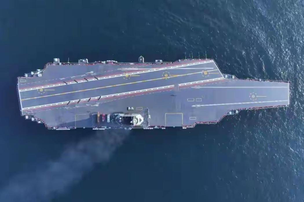 中华人民共和国正式向全世界宣告两件大事： 第一件就是，我们的福建舰航母正式服