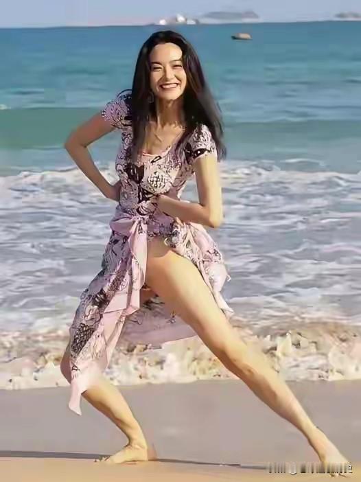 海风轻拂，热情奔放的林青霞在海滩留下绝美身影，笑容明媚动人，一颦一笑皆是风华，定