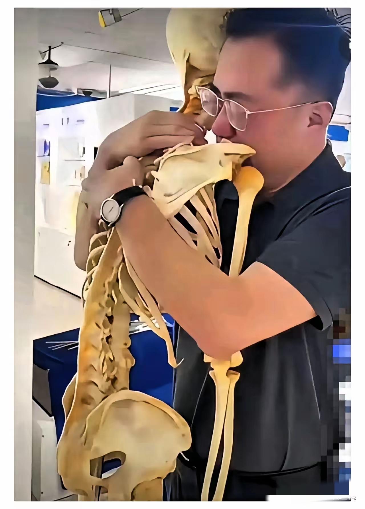 我真的看哭了！一名中年男子抱着一具骨骼，哭得控制不住自己。这不是普通的遗骨，这