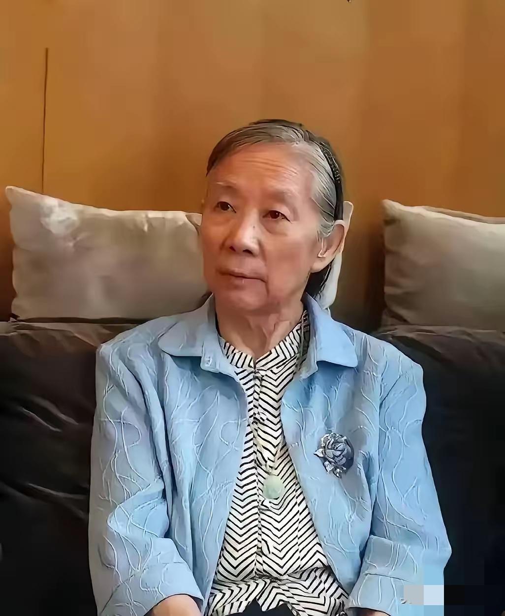 在北京老城区的青砖灰瓦间，81岁的林豆豆把日子过成了“慢镜头”。23年拒绝智能手