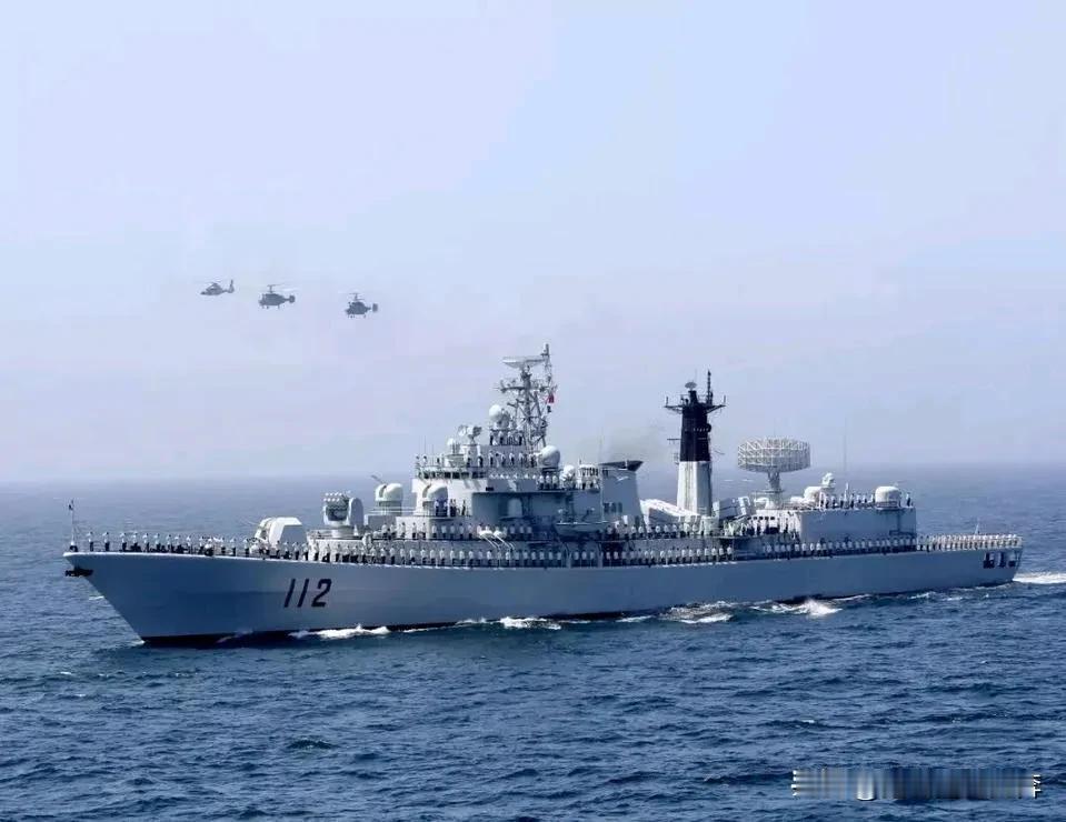 听说曾经的中华第一舰112哈尔滨号已经退役了。当时东大家的顶级军舰，装备的英国