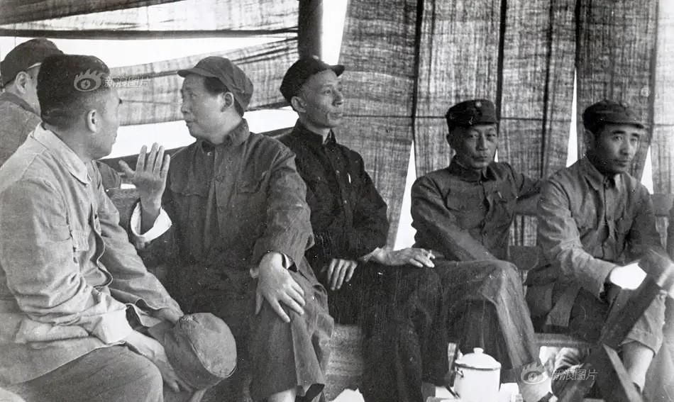1944年7月，朱德、毛泽东、刘少奇、聂荣臻等中共领导人在纪念七七事变大会主席台