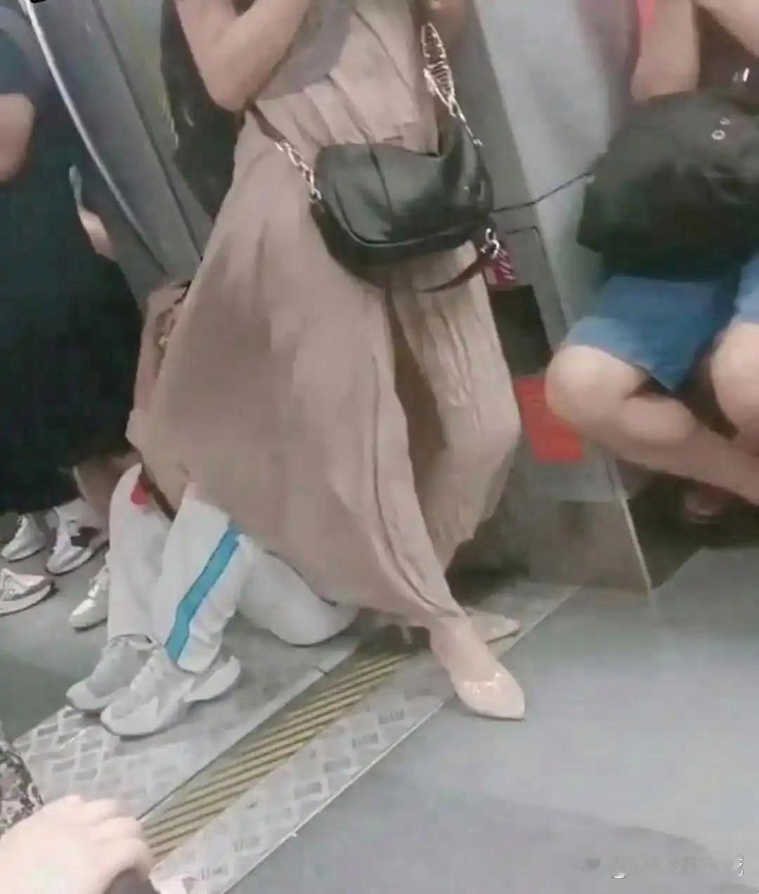 心疼白裤大姐，脸估计抽肿了
