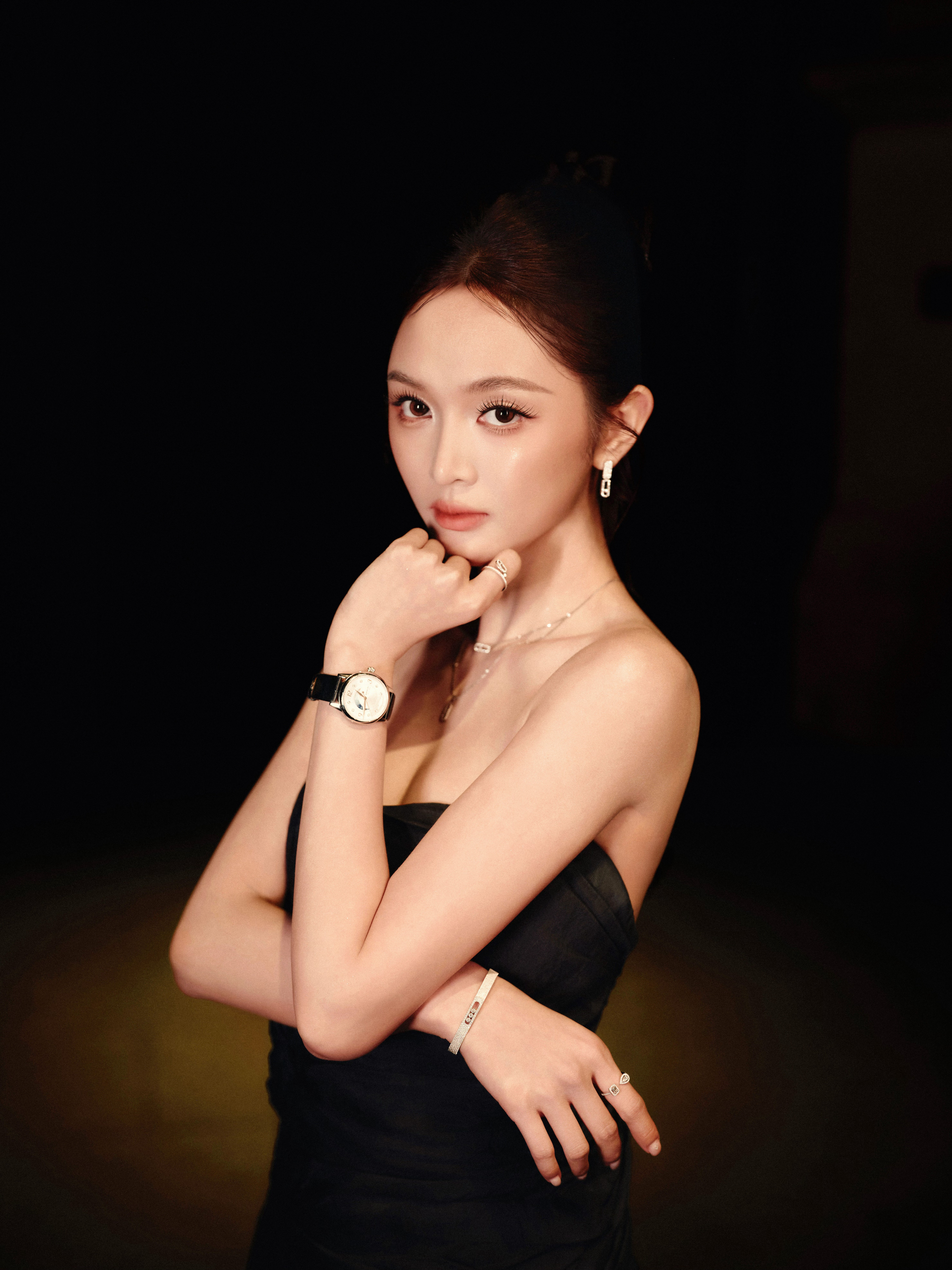 吴宣仪身姿如裁，曲线似画，黑裙裹住的不只是身段，更是藏不住的明艳与气场🌙吴宣