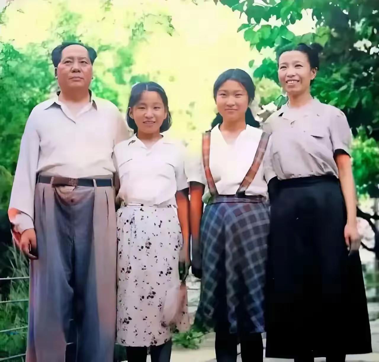 这是毛主席和妻女的真实合影，都看看吧，一家人的脸上洋溢着幸福的笑容，温馨感十足。