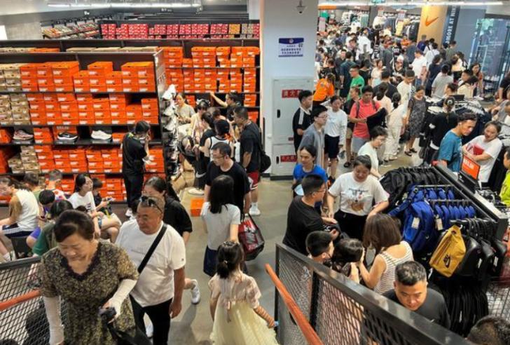 大家发现了吗？最近有3个反常现象，表面看起来非常矛盾。 国际金价年初一度冲至