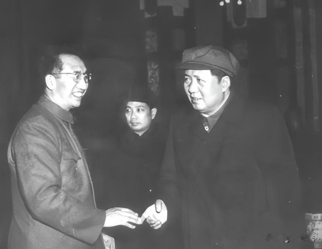 毛主席和徐向前中间那位是谁，谁知道？照片被人们反复传阅，猜测无数，答案其实