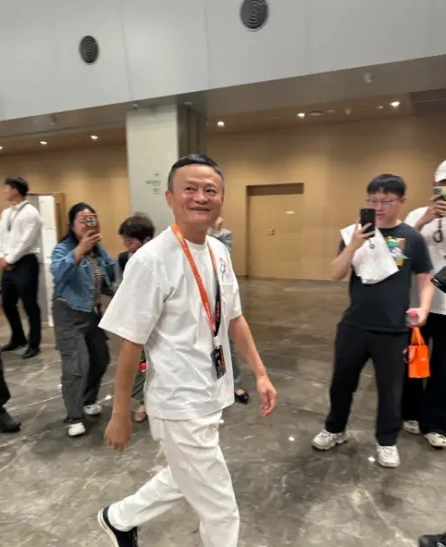 马云现身阿里日现场，戴的吊牌还是“风清扬”，我怎么觉得马云越活越年轻了[doge]？