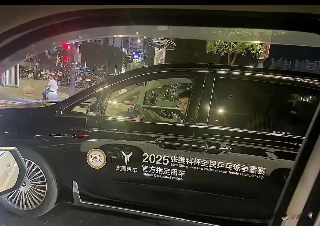 张继科与樊振东有一点很像，那就是良心代言人…樊振东代言安踏，安踏衣服不离身！