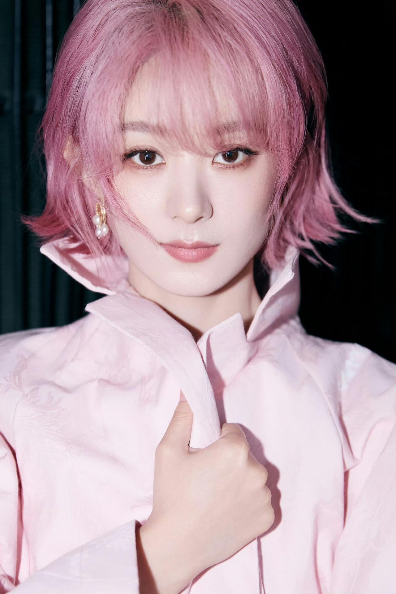 赵丽颖的粉色浪漫：粉发配粉衣，是刻在骨子里的灵动与惊艳当赵丽颖遇上粉