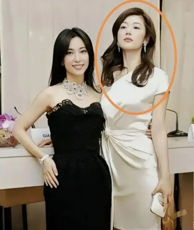 原来当年全智贤之所以怪表情很多，是看不上李冰冰啊！据说当时2012年全智贤和