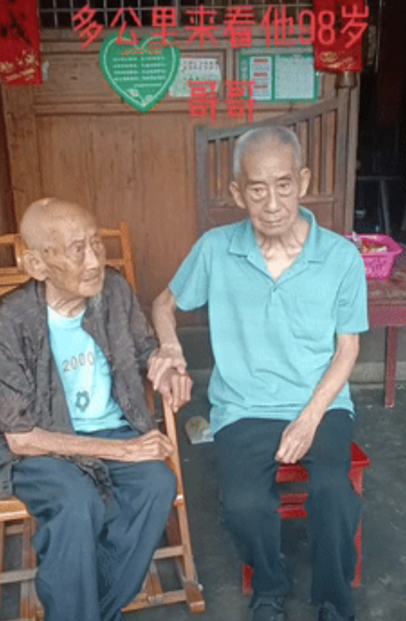 “泪目了！”湖南一93岁高龄老人，携家人不远万里，踏上了跨越800公里的探亲之路