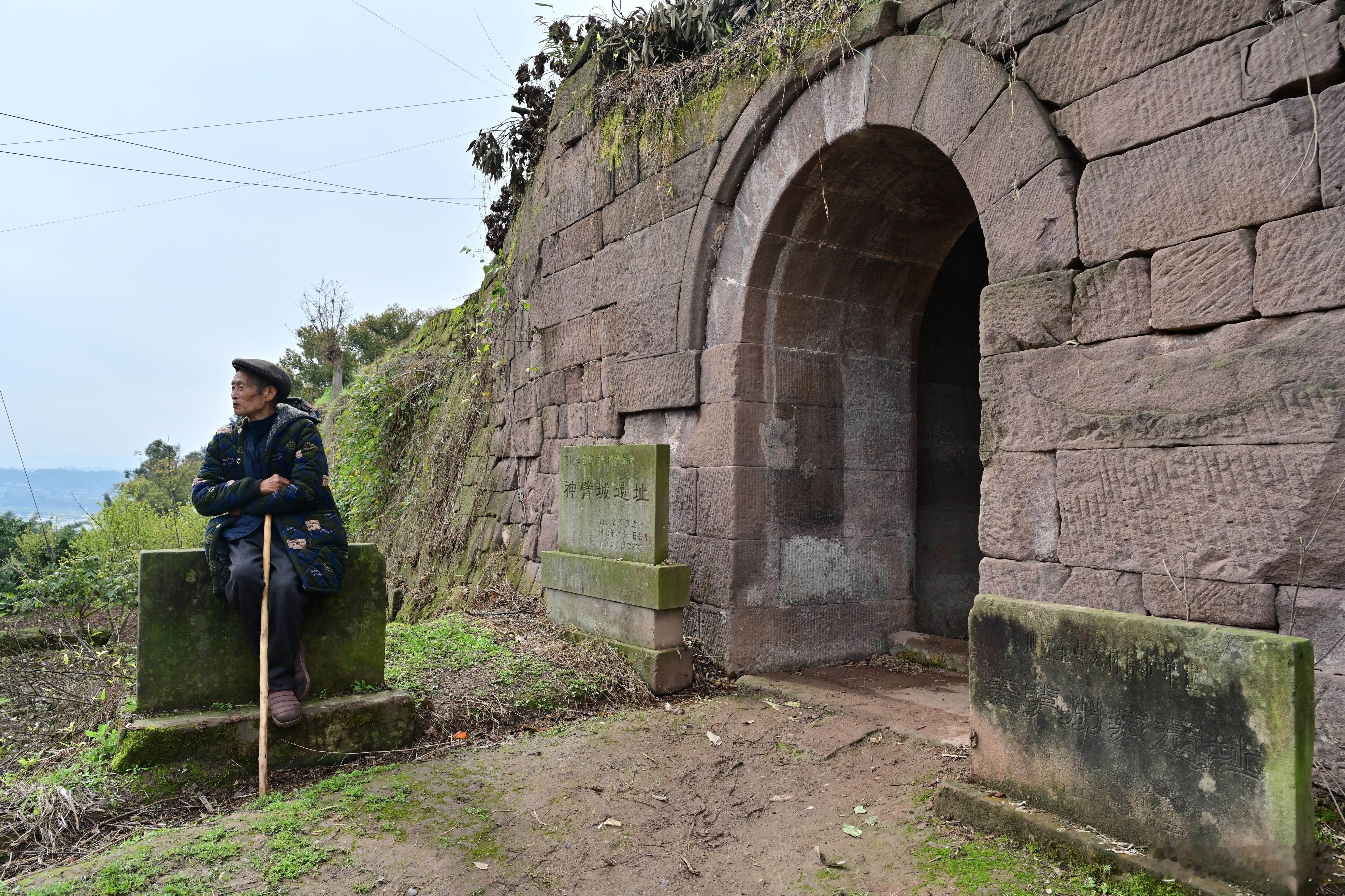 四川泸州神臂城遗址，宋代城门前的老人。神壁城是当年宋代为了反抗蒙古军队而修建的南