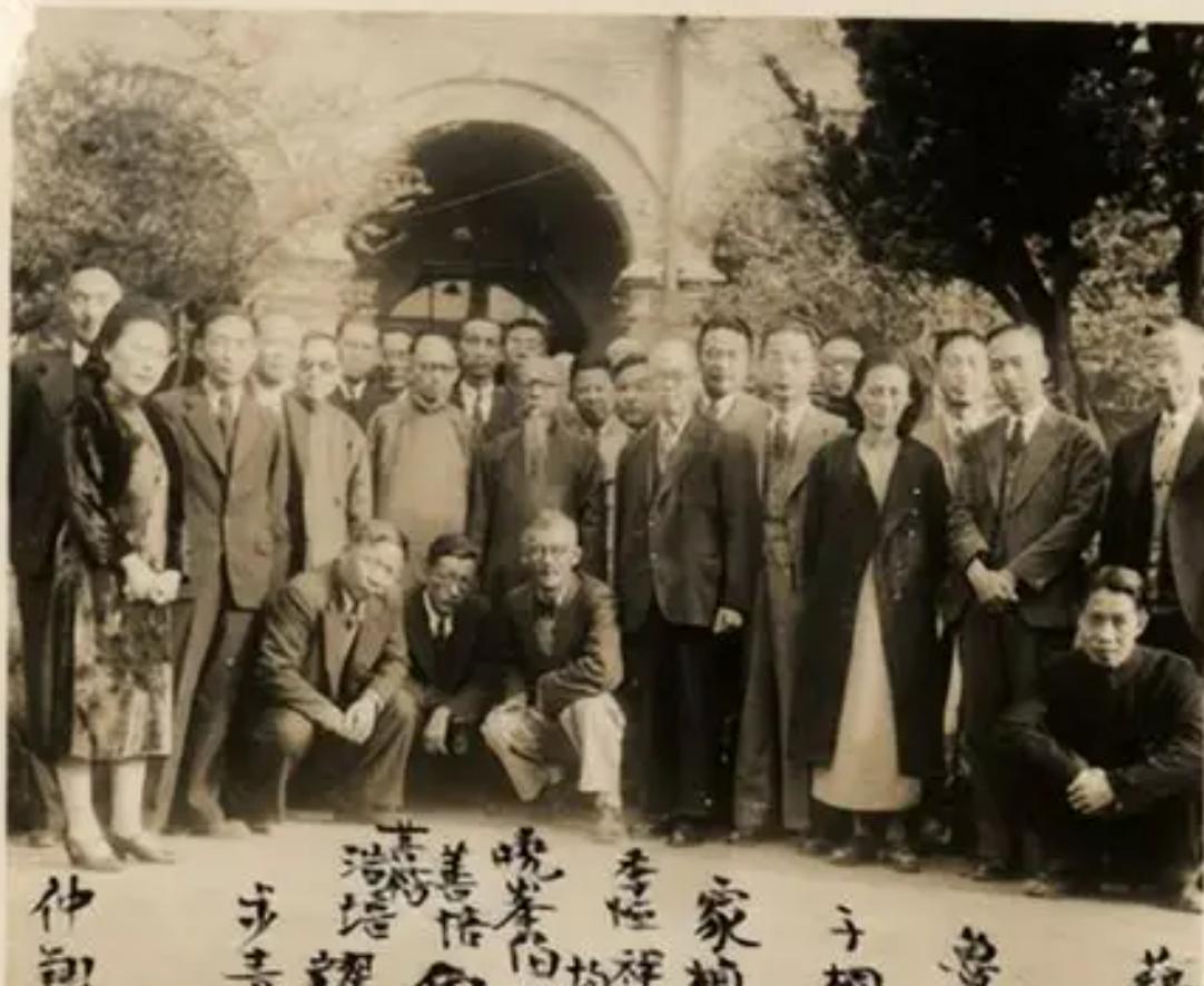 1918年，28岁的竺可桢博士毕业，被女校长堵在家里，女校长语出惊人：“你娶我妹