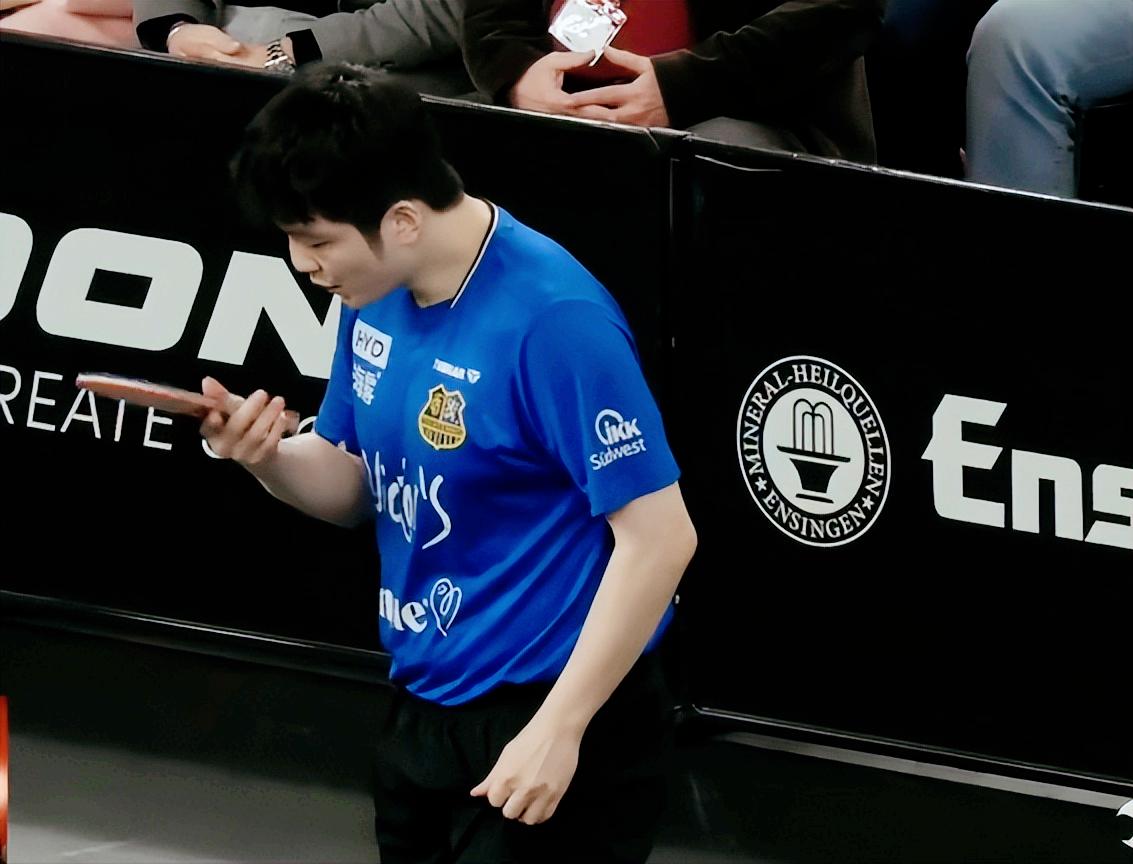 德国杯决赛，东哥起飞了！第一局，开局东哥连吃奥恰三个发球，不过在东哥发球轮