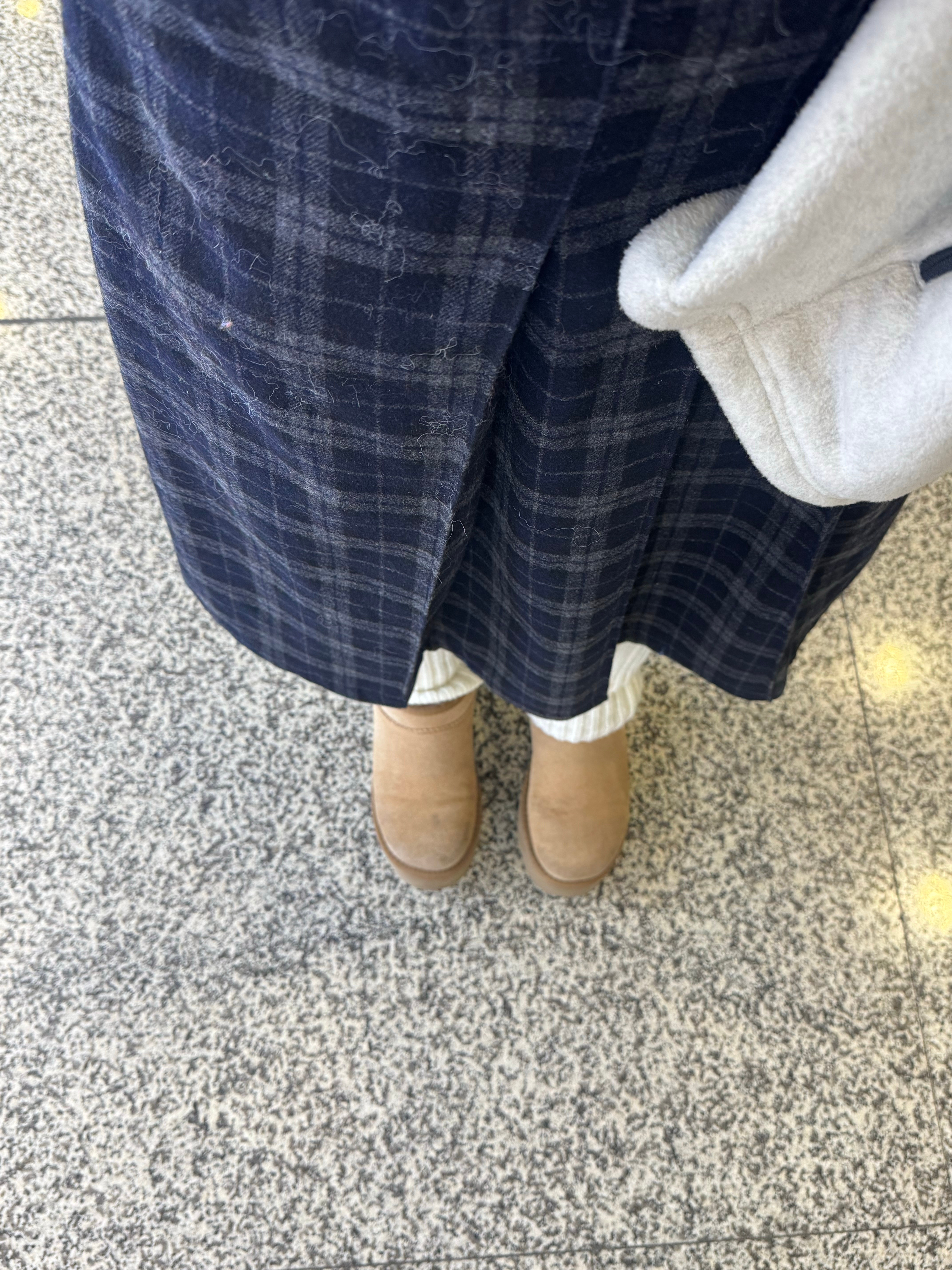 穿着秋裤棉鞋，落地深圳深圳