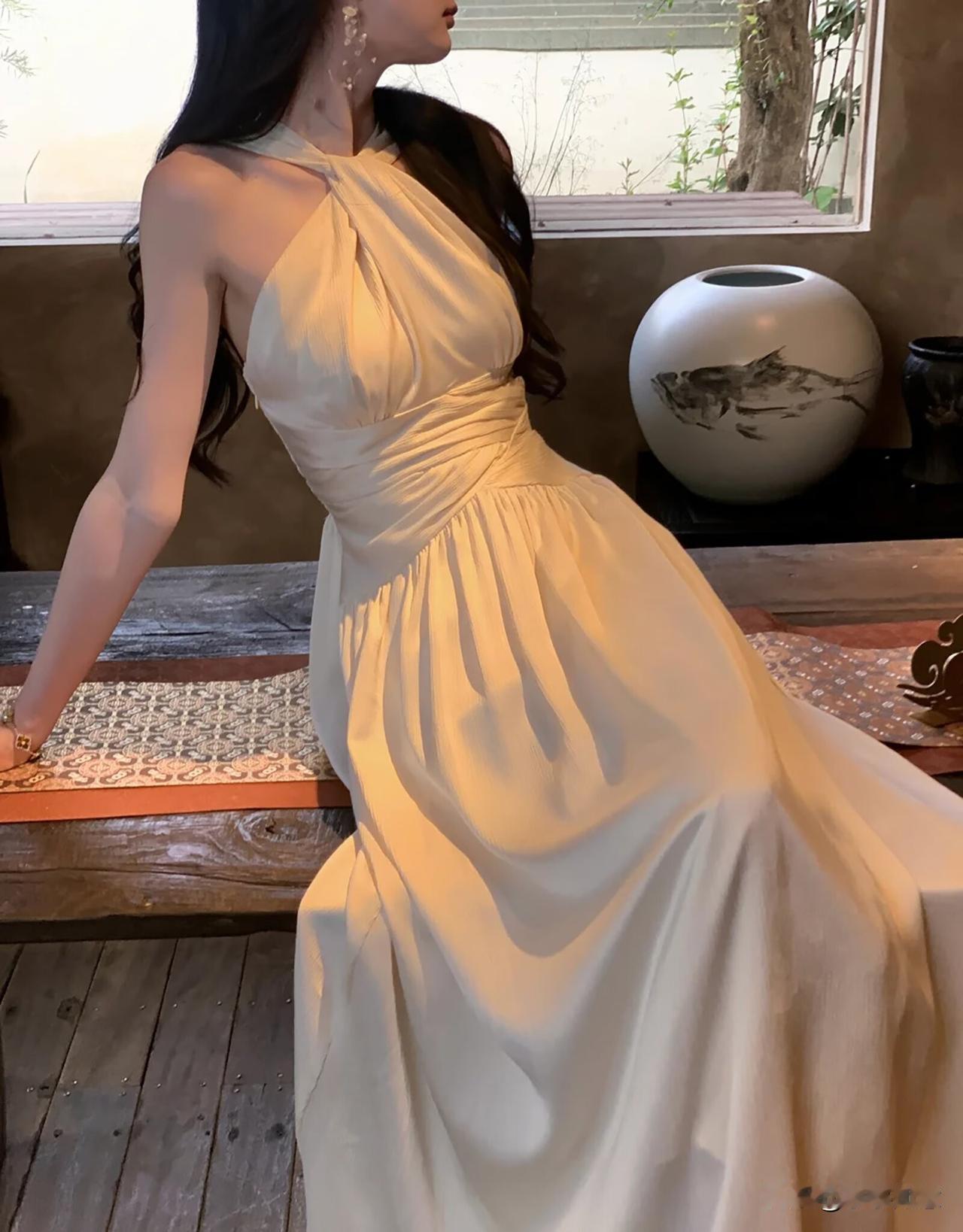 两口子去民政局办离婚，工作人员问：“为什么要离？”男的说：“她嫌我太能花钱了