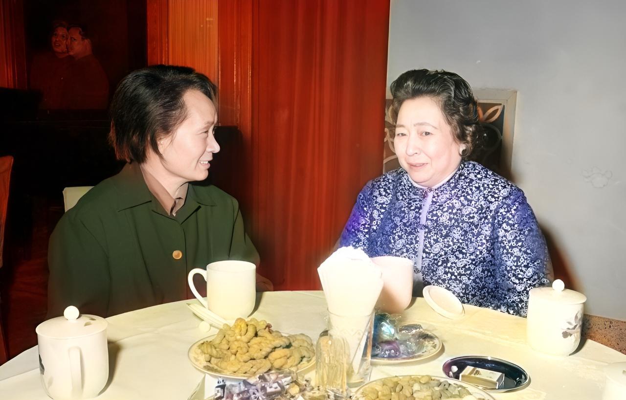 这是1978年12月27日，溥仪的夫人李淑贤与溥杰的夫人嵯峨浩在一起交谈。此时，