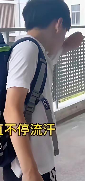 妈妈说“B超做过好多次，都照不到胳膊，他为了来到我身边，躲了好久”。​他好帅