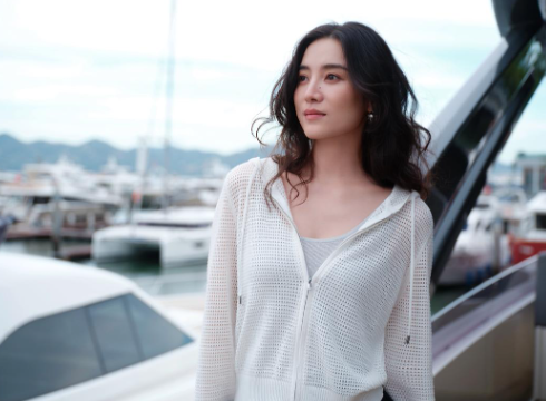 宋佳的粗糙其实是一种清醒她接受自己的本来样子，喜欢爸妈给的这张脸，不跟细纹较劲