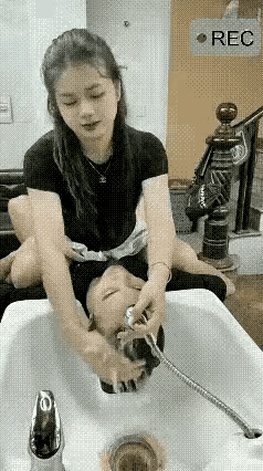 竟然还有“骑马式”洗头？真是开眼了！现在理发店花招也太多了，日式、韩式、傣式