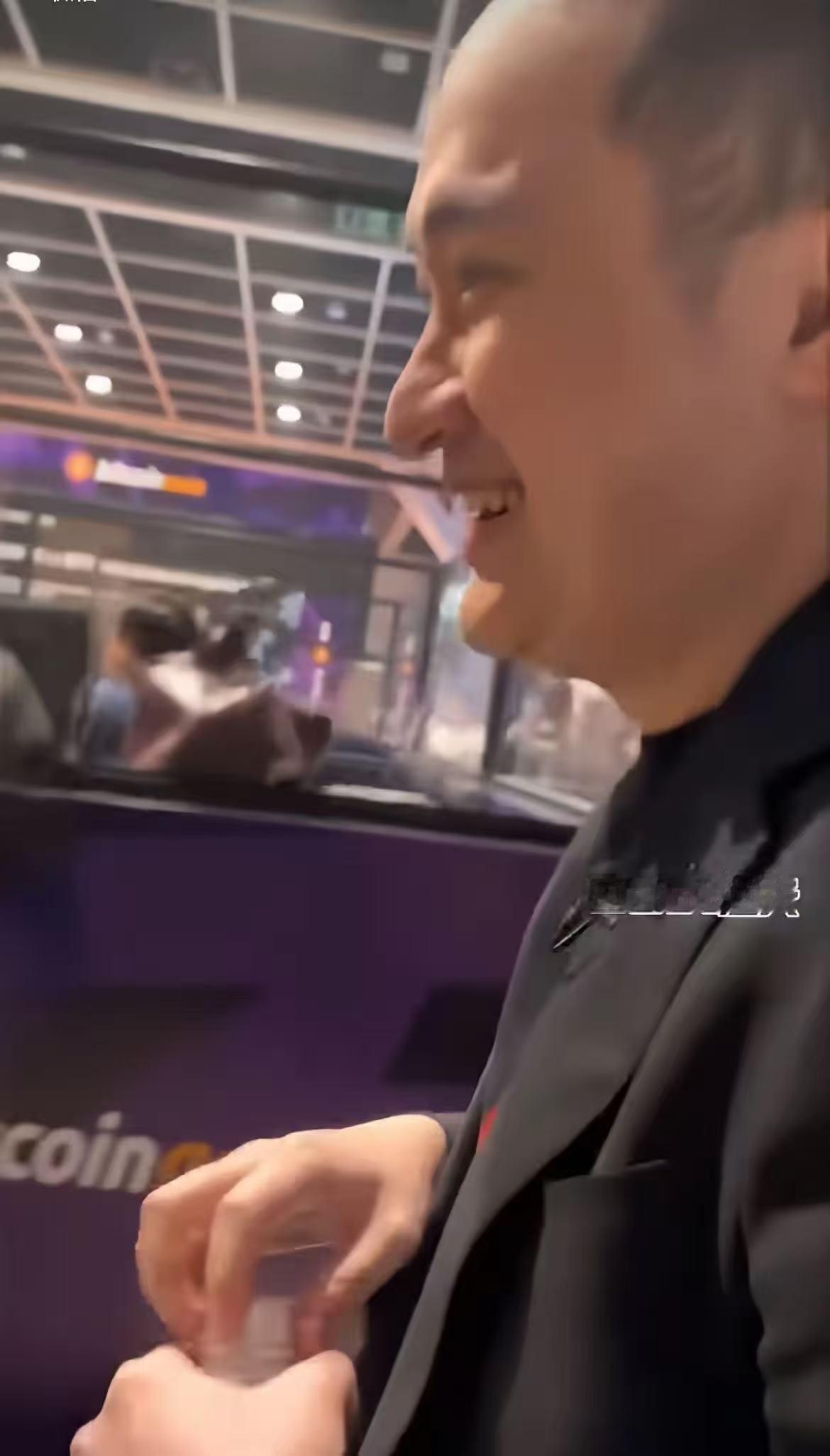 孙宇晨在香港被问如何看待景甜代孕之事！笑得那叫一个灿烂啊！采访的人问孙宇晨
