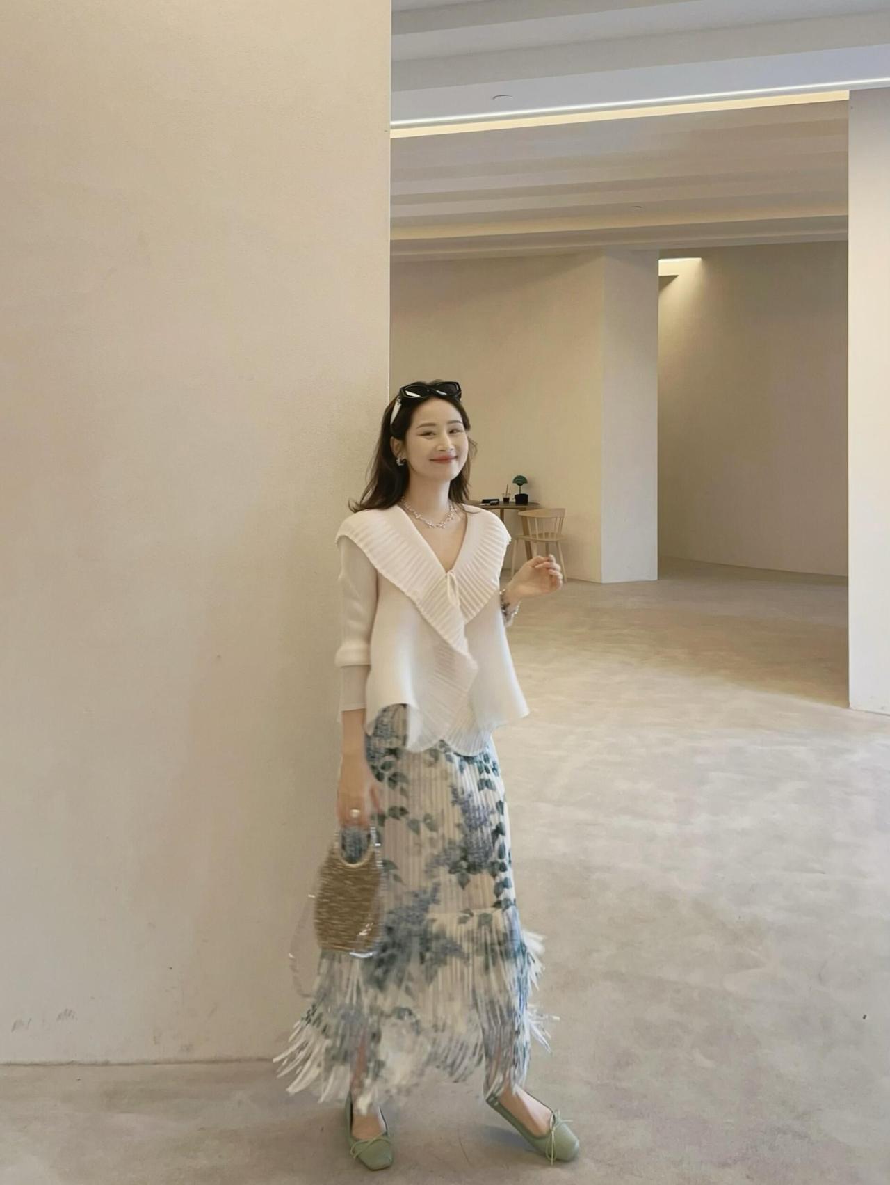 三宅风穿搭又火了，这一套优雅温柔！米白色褶皱上衣自带高级柔光感，大翻领设计轻盈