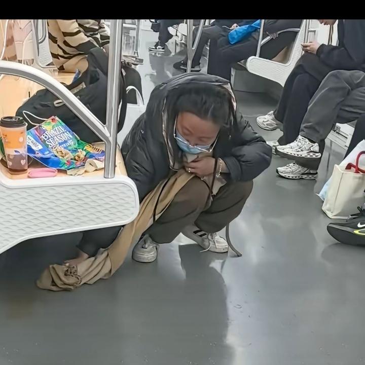地铁里就见一个姑娘手里的饮料“哗啦”一声洒在地上，褐色的液体顺着地板缝往旁边流。