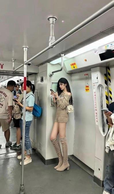 虽然但是，广东这天穿靴子不热吗